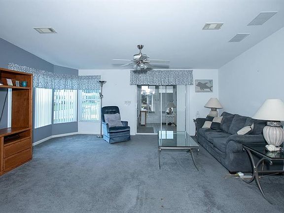 3rd image of 923 Balsam St