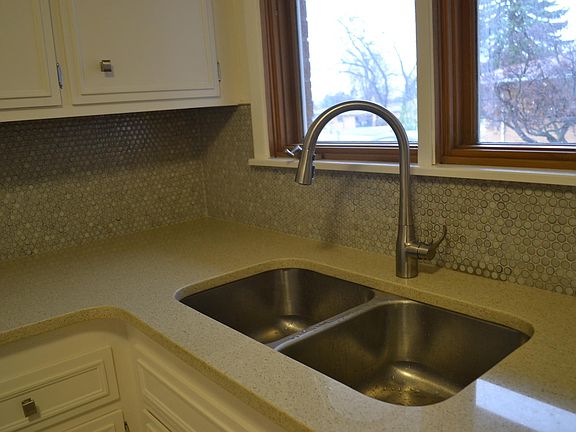 3rd image of 1000 Parkview Dr