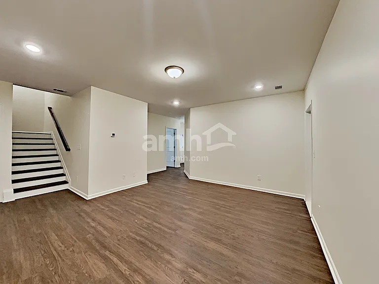 180 Landsdown Xing — Photo 8