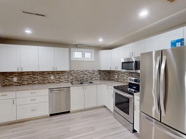 3114B 39th St SW, Calgary, AB T3E 3G8