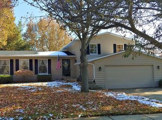 904 Fawn Dr, Mahomet, IL 61853