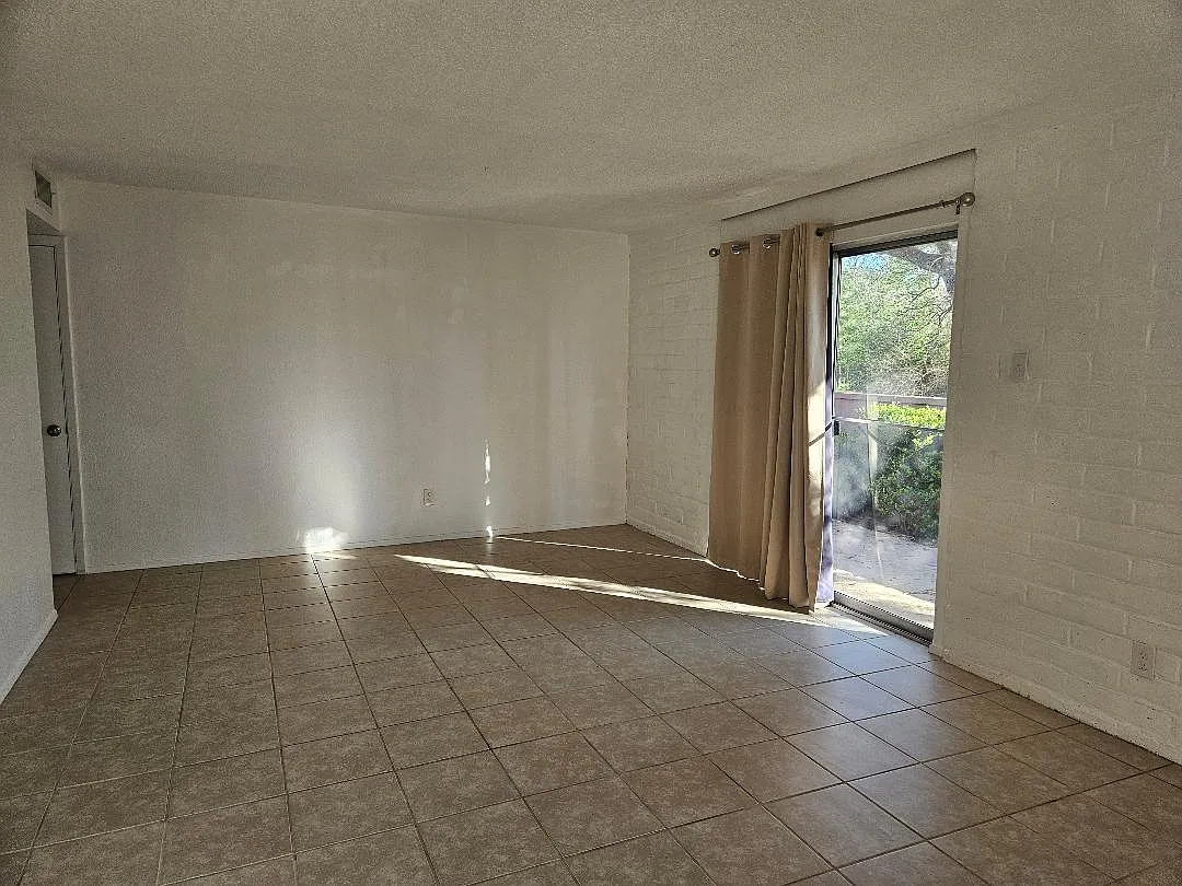 Building Photo - 410 E 9th St #C