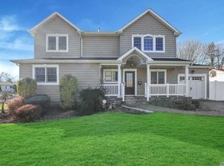 14 Winters Ct, Plainview, NY 11803