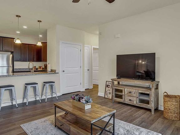 4th image of 22 Heritage Ct #D