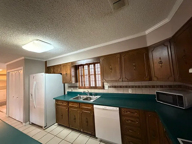 202 Adams Dr — Photo 16