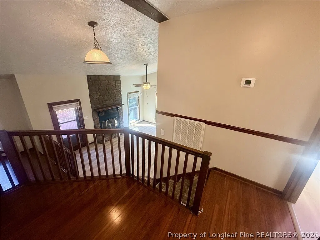 3 bed, 2.0 bath, 2200 sqft, $1,450 — Photo 3