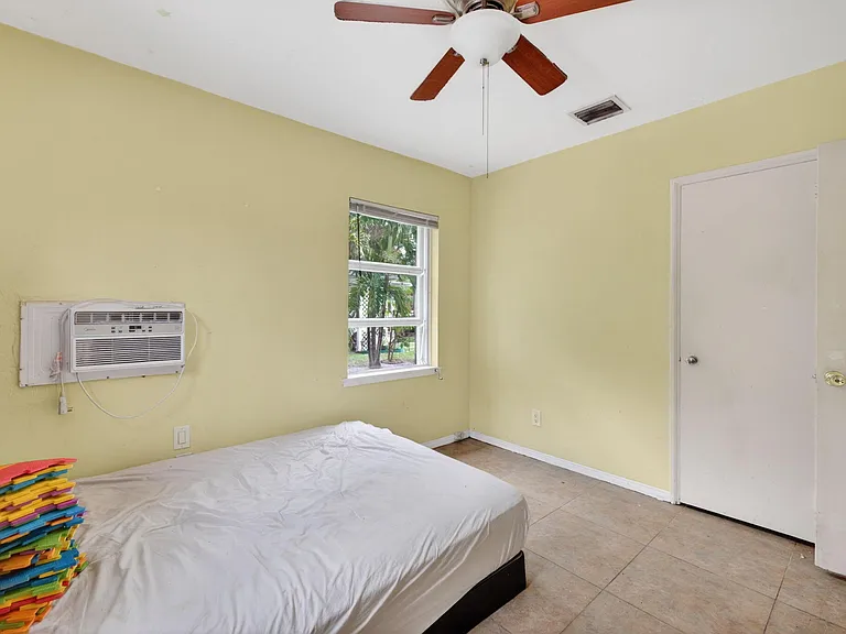 841 SW 18th Ct — Photo 32