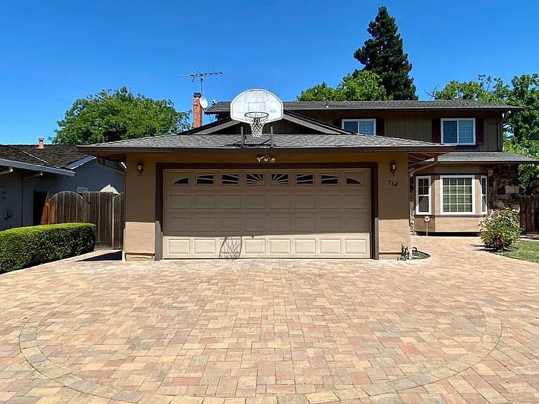 764 Starbush Dr — Photo 2