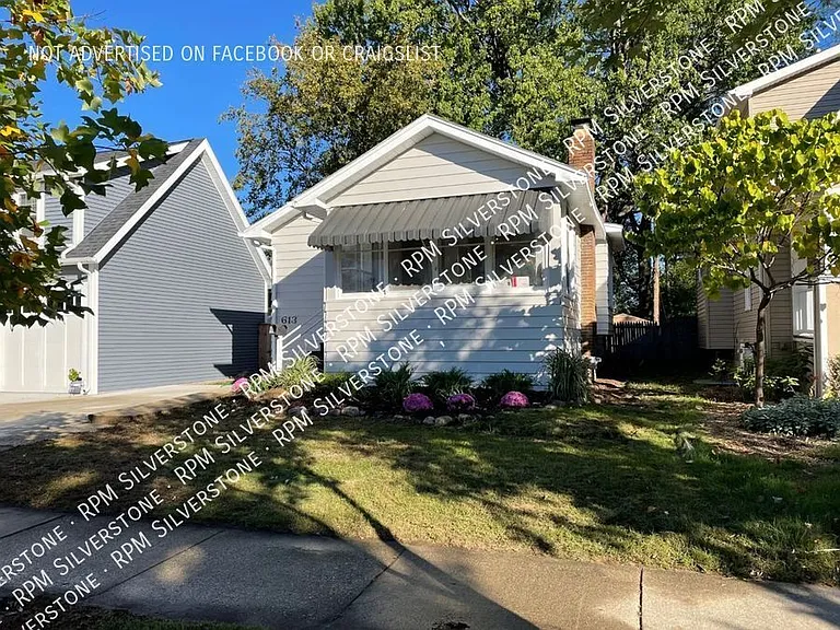 613 E 3rd St — Photo 2