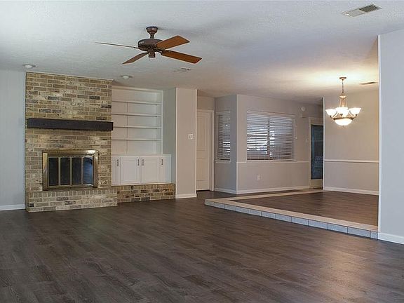 3rd image of 2908 Castle Ct