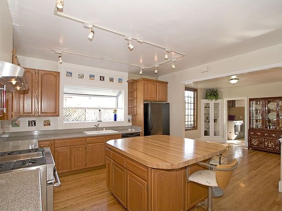 3rd image of 908 E 5th Ave