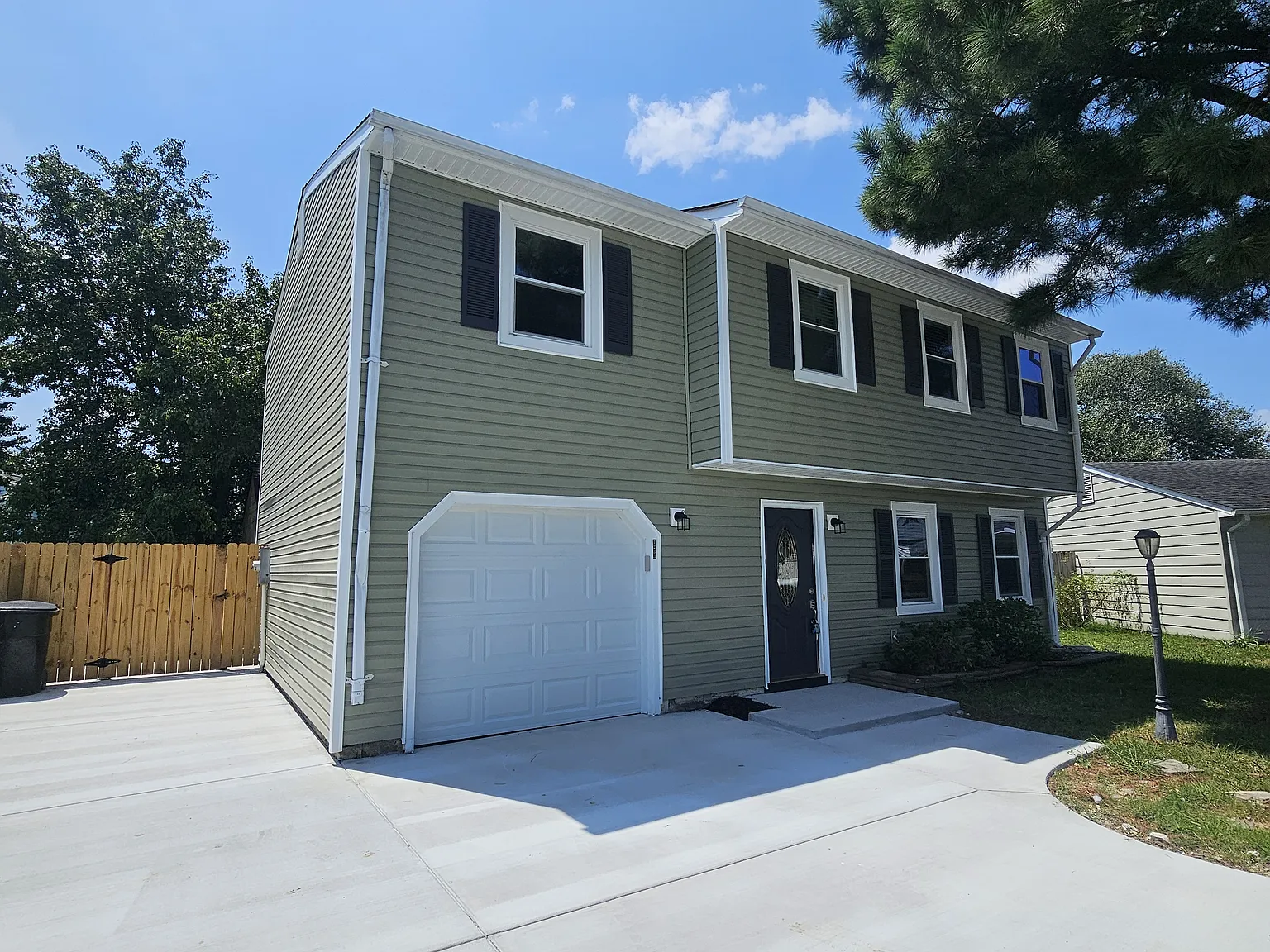 5 bed, 2.5 bath, 2000 sqft, $3,000 — Photo 4