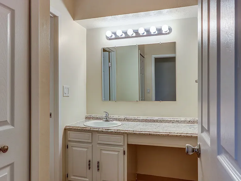 Royalwood Apartments — Photo 20