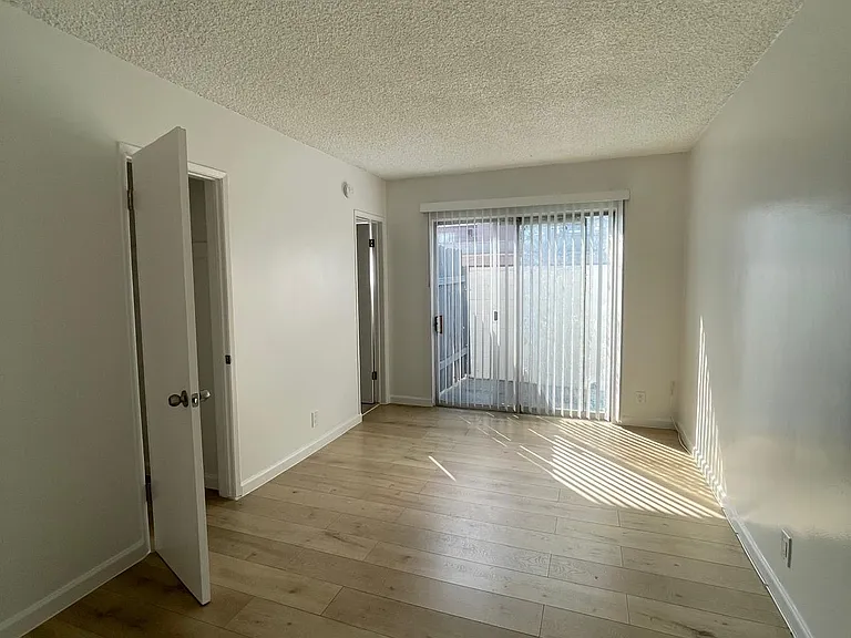 10341 Zelzah Ave #14 — Photo 4