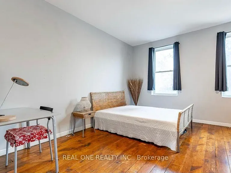 118 Queen St S #1 — Photo 2