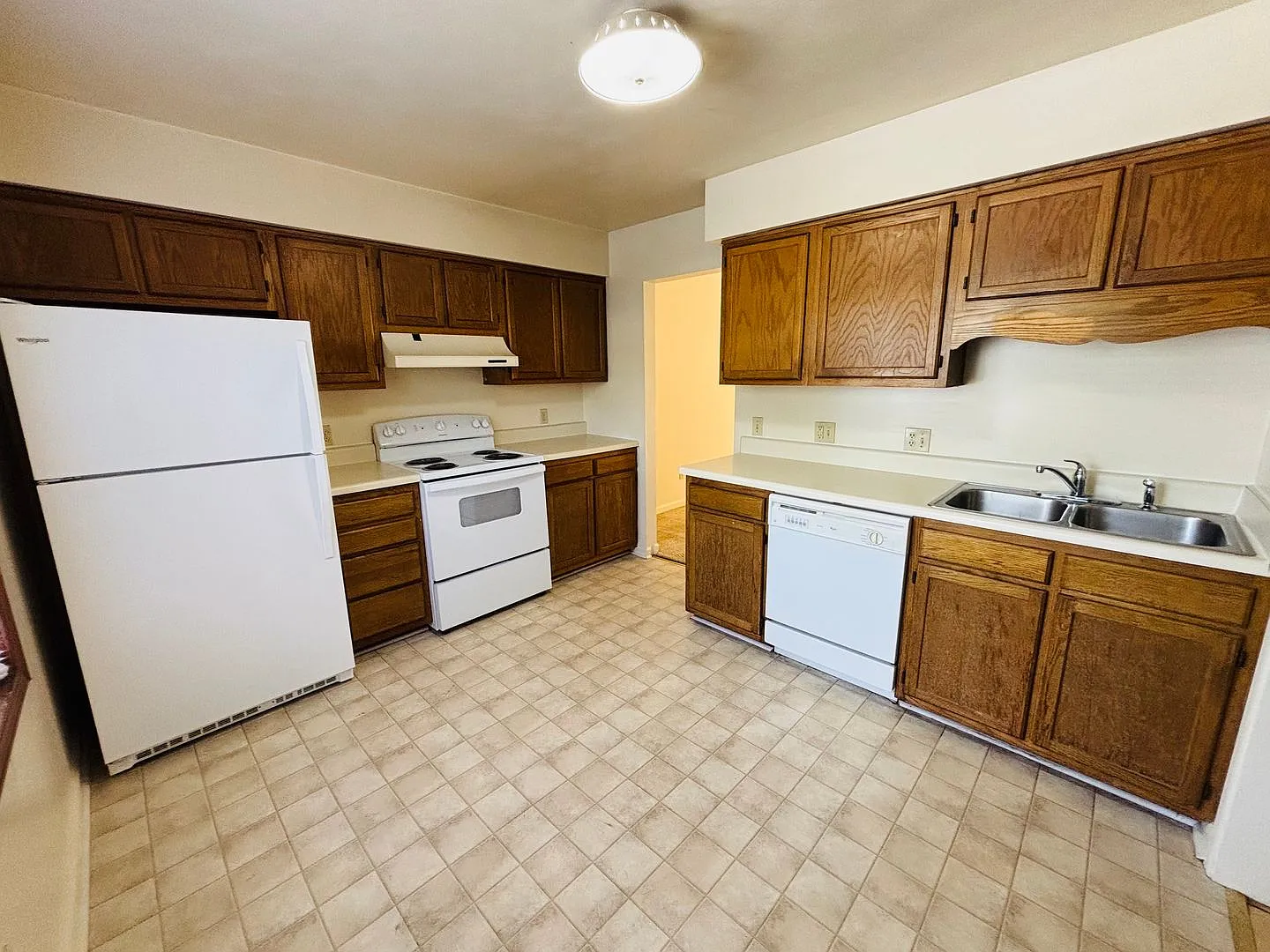 4 Bedroom 3.5 Bath Townhouse — Photo 2