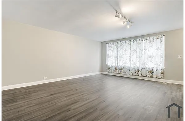 Building Photo - 8023 S Stewart Ave #C