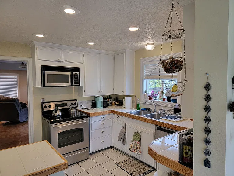 943 NW 11th St — Photo 7