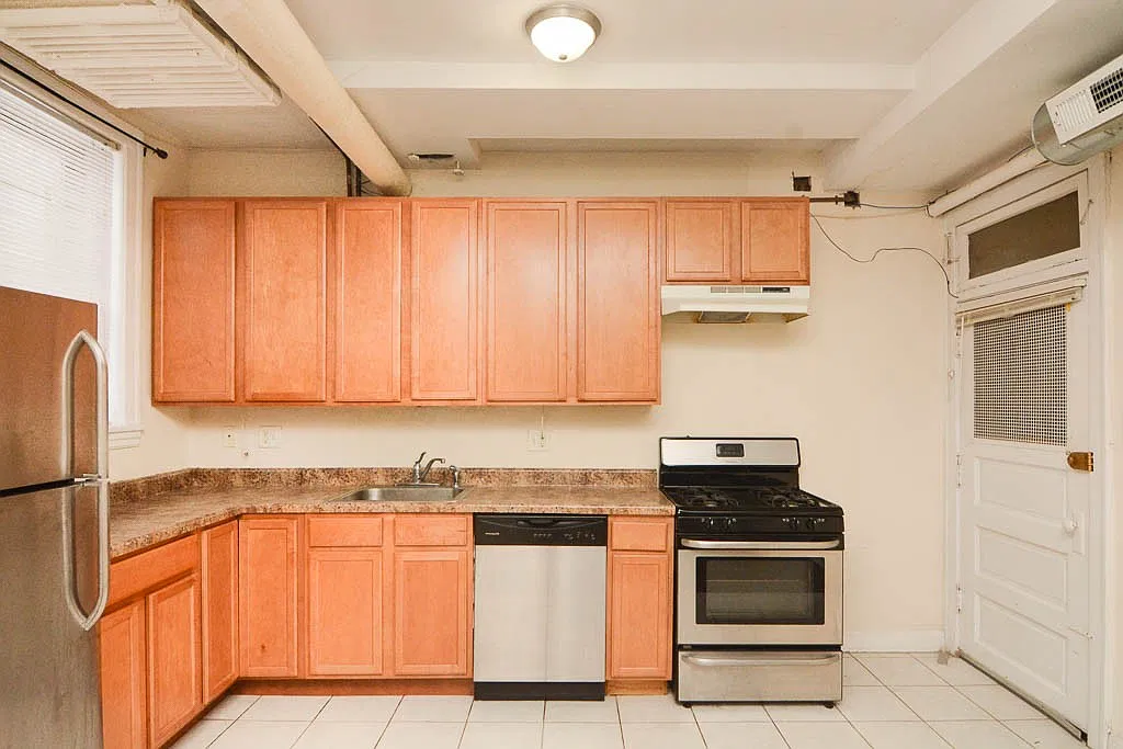 3325 N Lakewood Ave — Photo 2