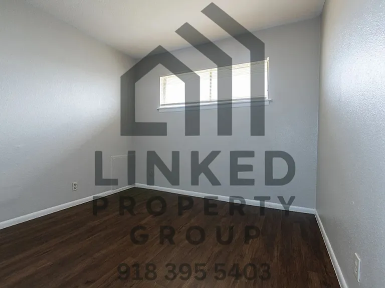 One Bedroom Apartments on Marshall! — Photo 7