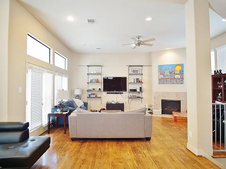 818 Lester St — Photo 6