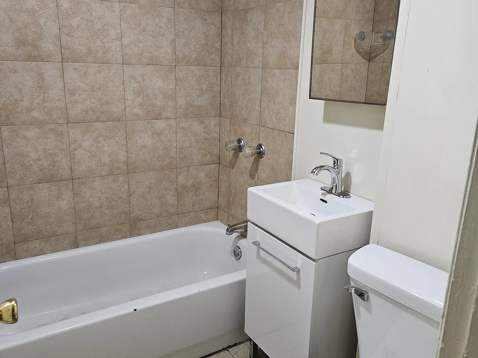 3 bed, 950 sqft, $1,050 — Photo 3