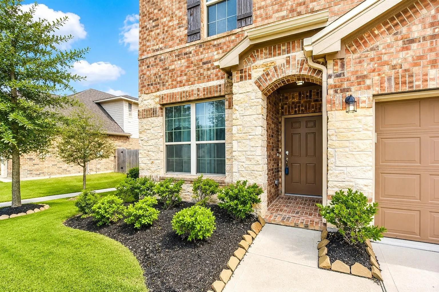 3 bed, 2.5 bath, 2184 sqft, $2,300 — Photo 2