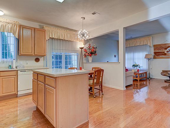 5th image of 69 Londonberry Dr