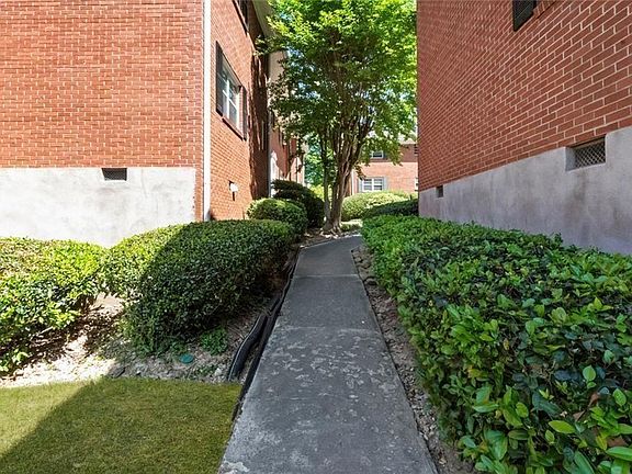 4th image of 3660 Peachtree Rd NE APT C2