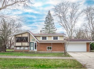 403 White Oak Dr, Roselle, IL 60172