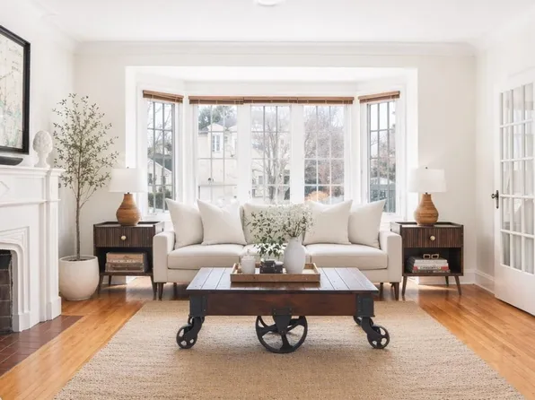 3 Glenroy Ave, Toronto, ON M8Y 2L9
