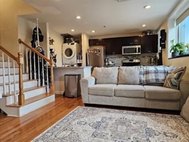 3 bed, 1000 sqft, $3,000 — Photo 2