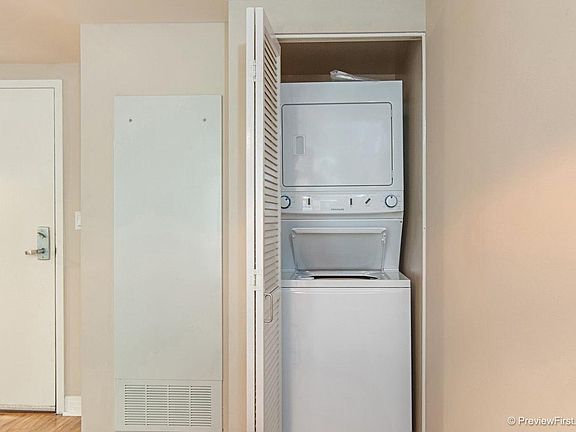 4th image of 425 W Beech St Unit 221