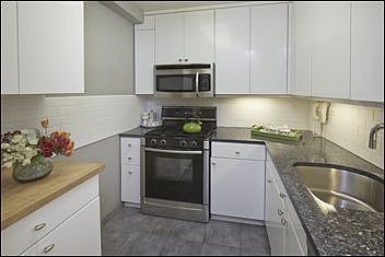 4th image of 15 W 72nd St APT 19H