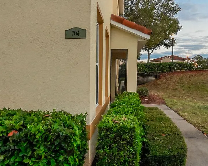 704 Monroe Cir #D — Photo 3