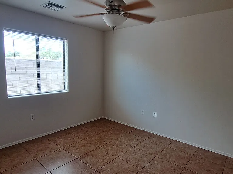 615 E Linden St — Photo 15