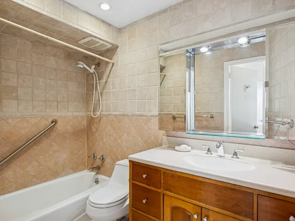 166-41 Powells Cove Boulevard image 18 of 32