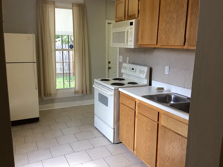 211 Burns Ave — Photo 5