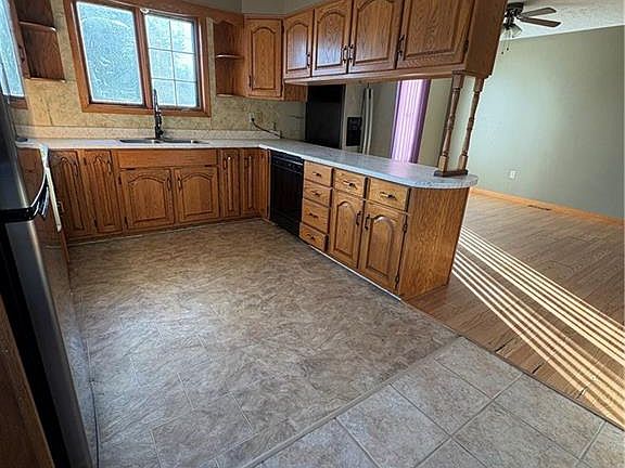 2nd image of 33 Halcomb Rd
