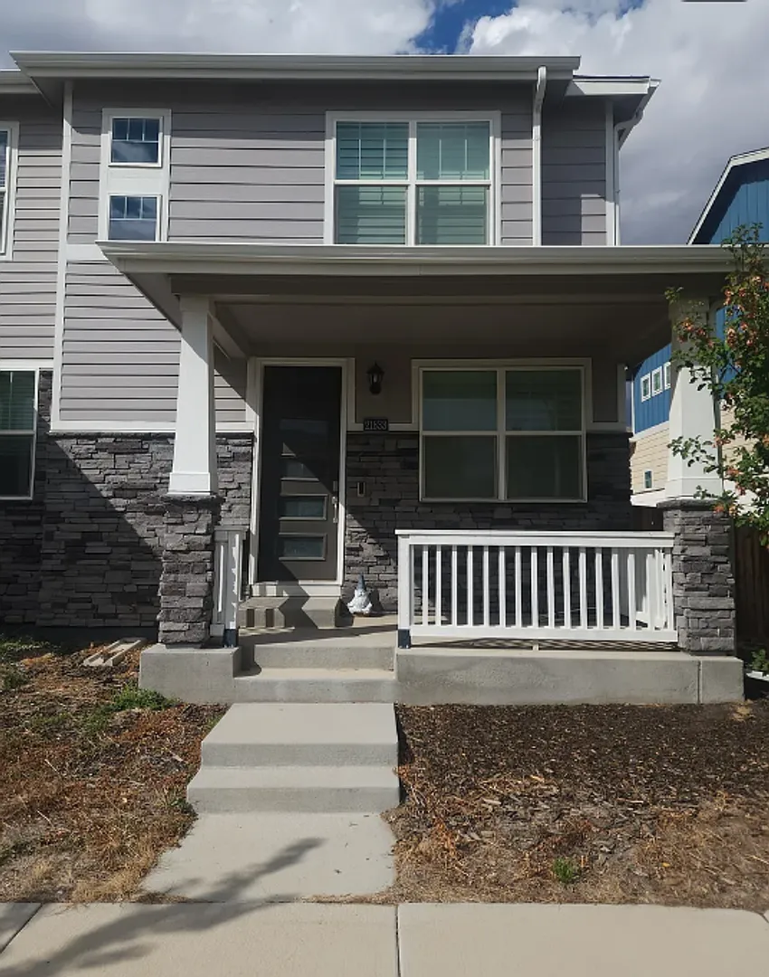Beautiful Newer 3-Bedroom Home in Horizon Uptown Convenient to DIA, E-470 & Buckley SFB — Photo 1