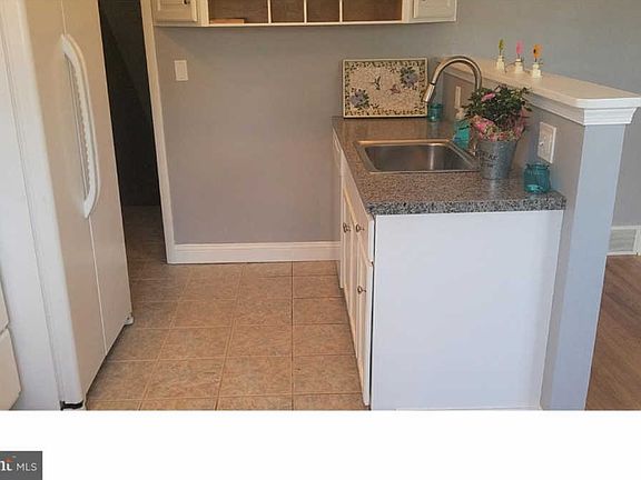 4th image of 305 E Logan St