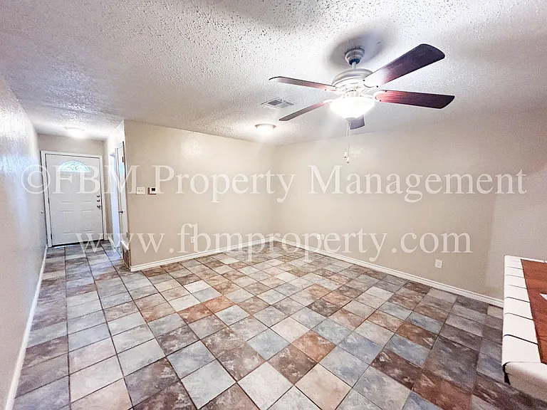 2539 W Sycamore Ave — Photo 4