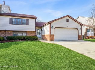 627 Dunsten Cir, Northbrook, IL