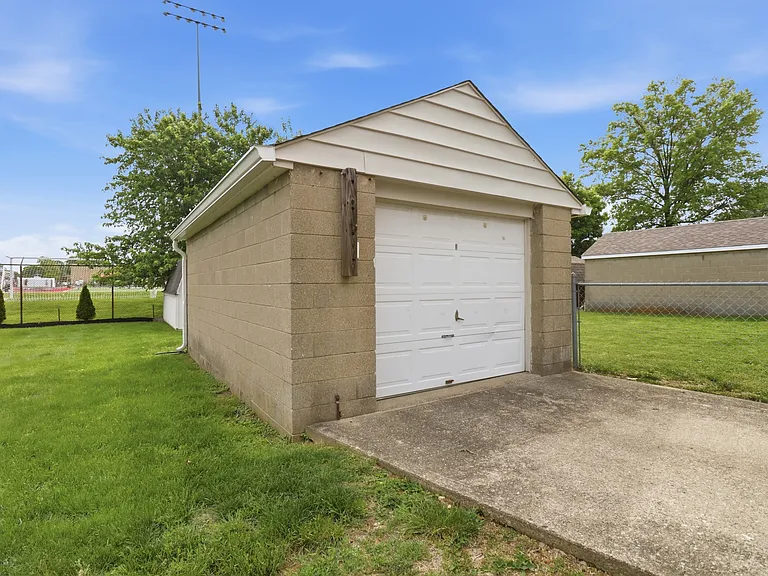 8330 Wexford Ave — Photo 40