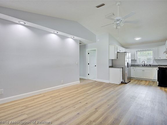 5th image of 3065 Magnolia St