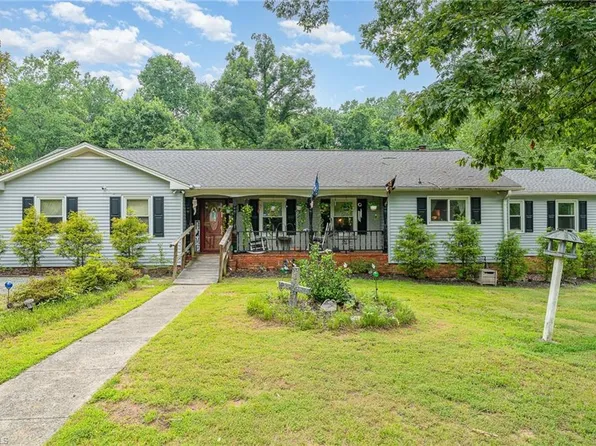 2800 Loch Dr, Winston Salem, NC 27106