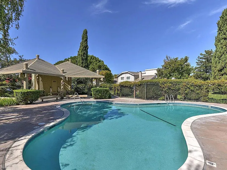 2232 Saint Claire Ct — Photo 32
