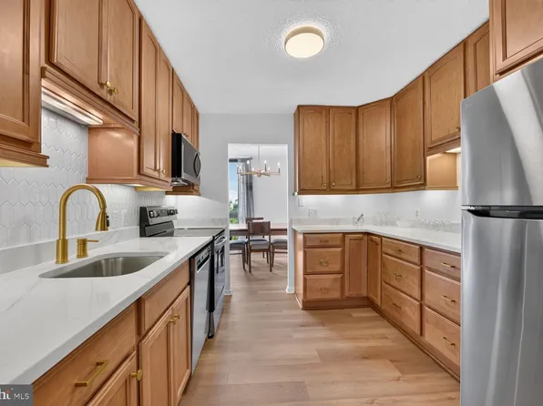 2311 Pimmit Dr APT 1019, Falls Church, VA 22043