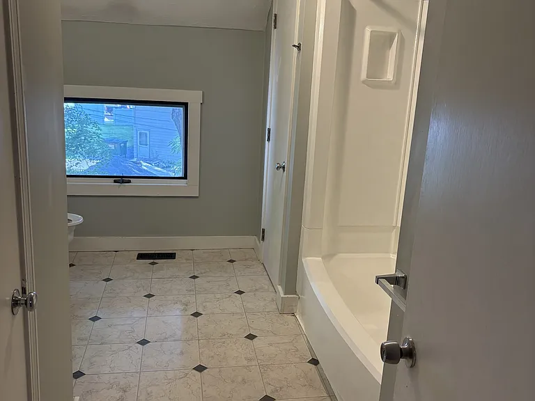 31 Maple St — Photo 11