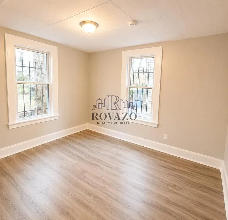 4 bed, 900 sqft, $2,550 — Photo 4